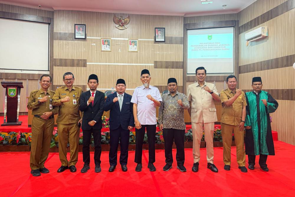 Wakil Dumai, Paisal foto bersama dengan Komisaris dan Direktur PT Pembangunan Dumai yang baru dilantik (foto/